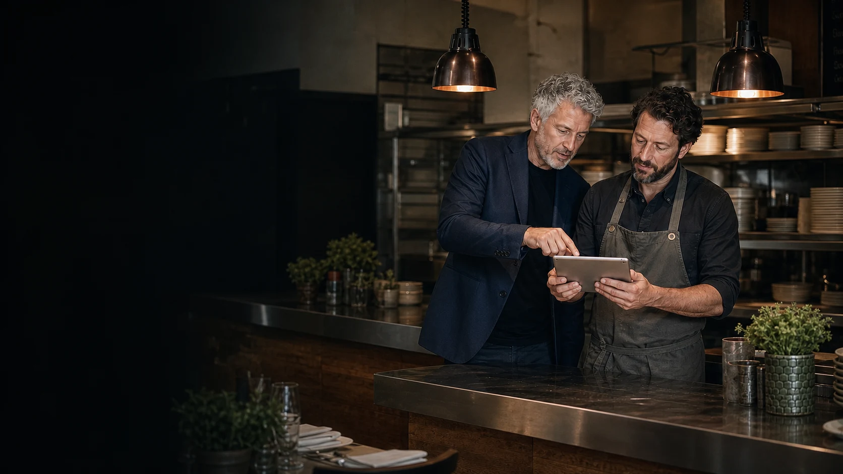 Restaurantberater und Restaurantinhaber prüfen gemeinsam einen digitalen Ablauf.